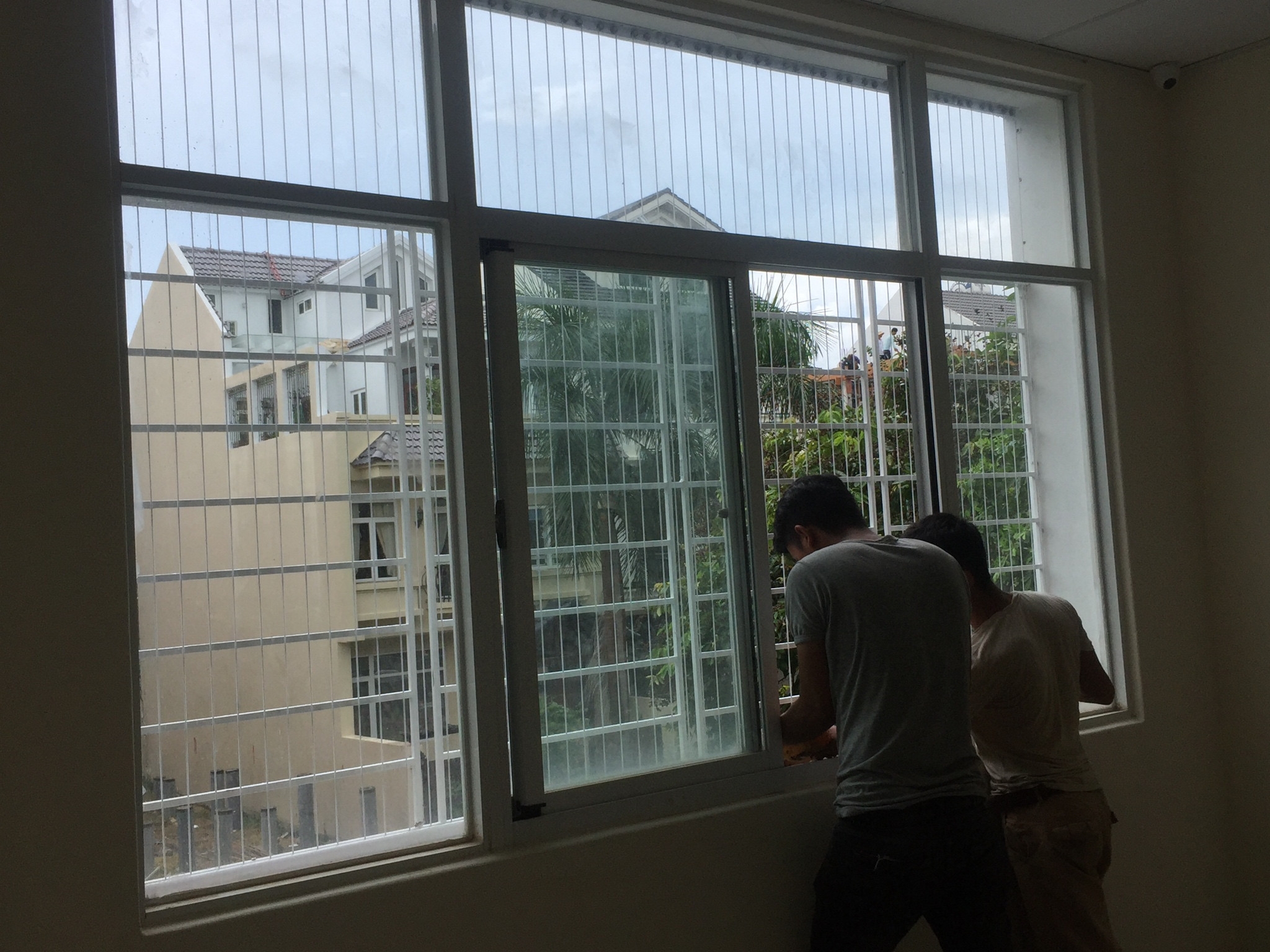 Lưới an toàn cửa sổ chung cư bảo vệ cho mọi căn hộ